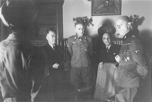 SS-Oberfhrer Bertling stands on the right, next to A.C.N. Nambiar and Oberst Krappe at the ZFI Berlin, Autumn 1944. (Peter Krappe Collection)